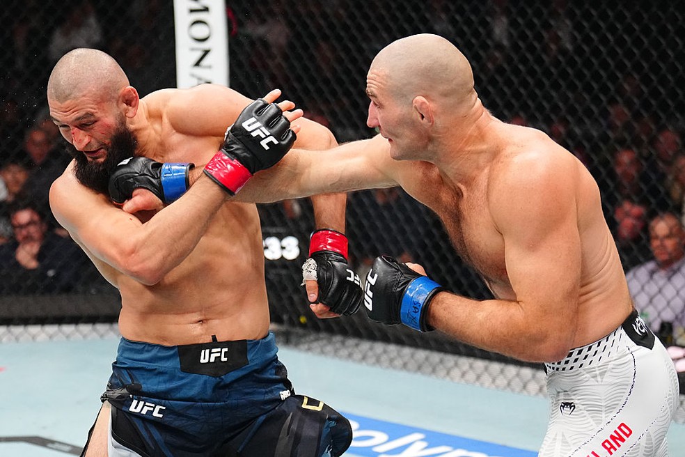 Strickland conseguiu manter o duelo de p&eacute; na maior parte do tempo da luta no UFC 328 &mdash; Foto: Getty Images