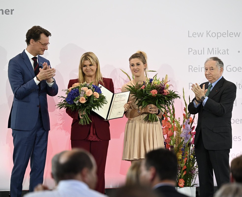 Família de Michael Schumacher recebe prêmio estadual em nome do ex-piloto ao lado de Jean Todt, ex-presidente da FIA e ex-diretor da Ferrari — Foto: Reprodução Twitter/Staatskanzlei NRW