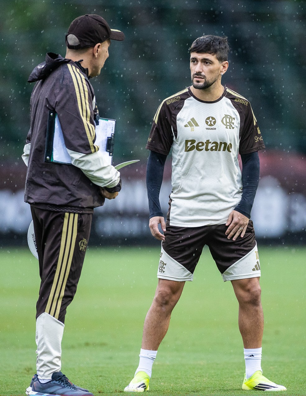 Leonardo Jardim e Arrascaeta em treino do Flamengo � Foto: Gilvan de Souza / Flamengo
