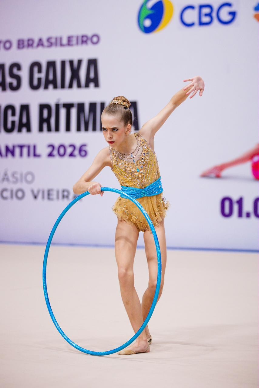 Maria Clara Ferezin recebendo medalha de campeã no pódio em Aracaju