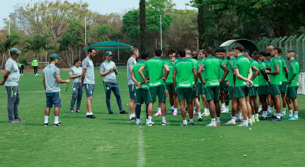 Elenco do Goiás ouve instruções durante treino — Foto: Rosiron Rodrigues/Goiás E.C.
