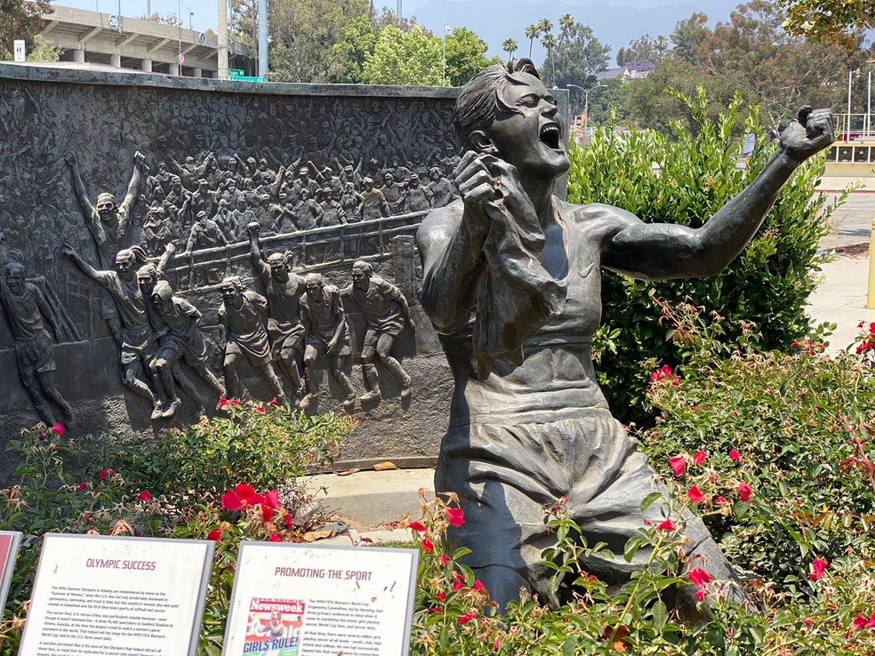 Estátua nos arredores do estádio lembra título americano na Copa de 1999 — Foto: Cahê Mota / ge