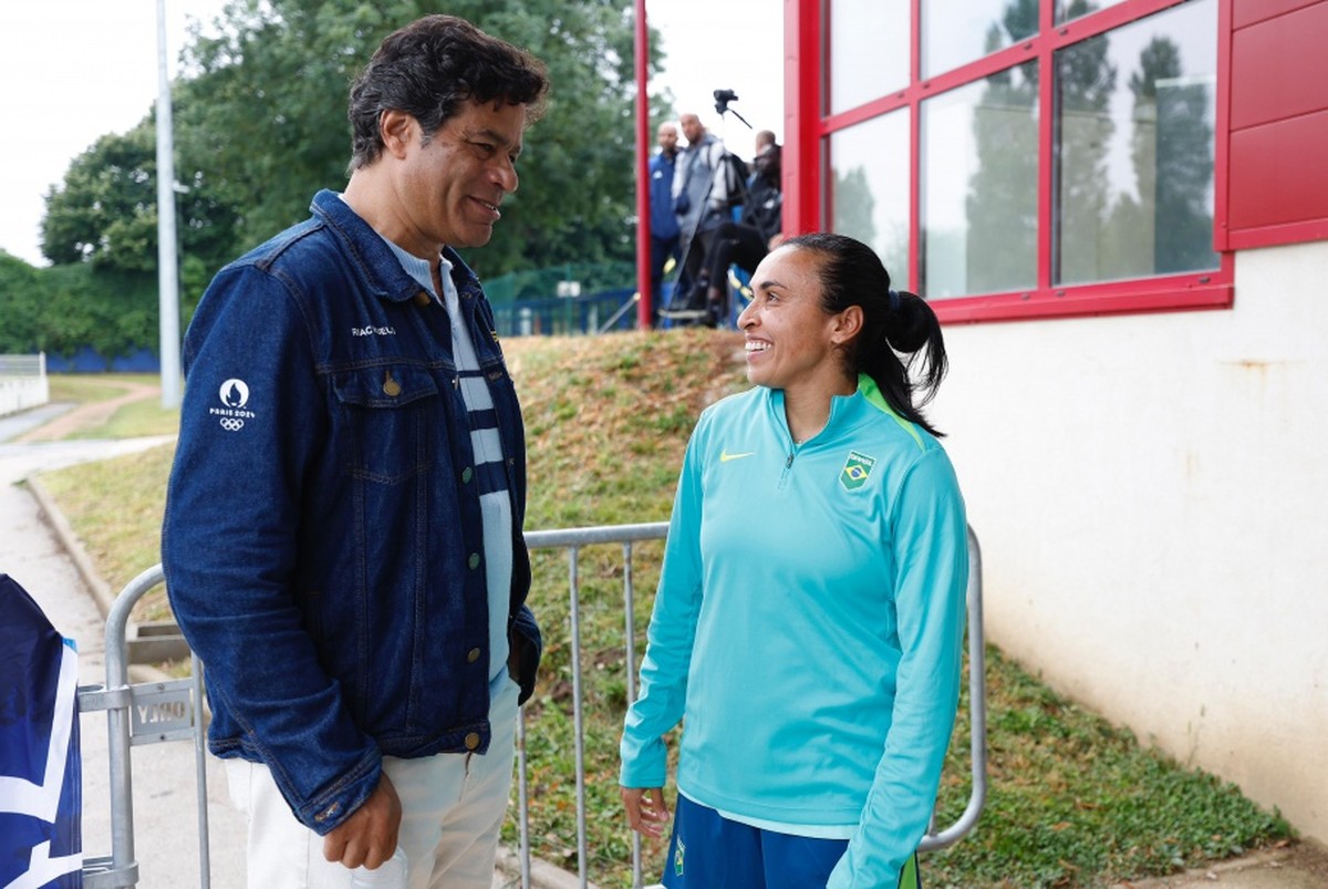 Raí visita seleção feminina antes de jogo contra o Japão em Paris ...