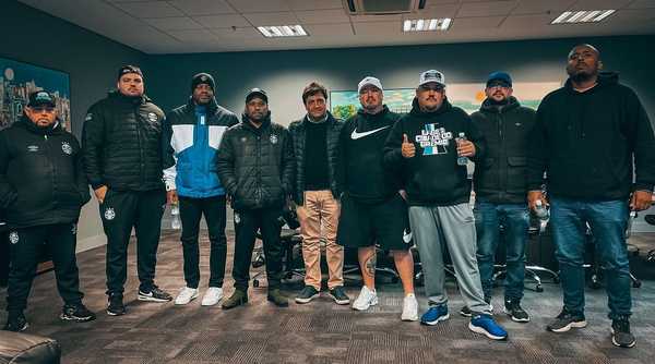Presidente do Grêmio se reúne com integrantes de torcida após derrota para Juventude.