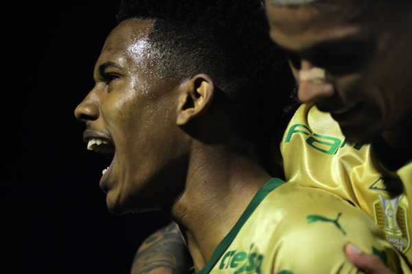Estêvão perto de igualar Neymar em gols aos 17 anos no Brasileirão