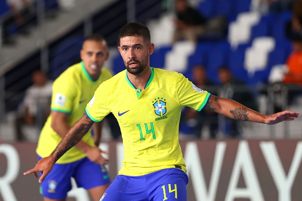 Felipe Valério chutou de longe e o goleiro da Costa Rica engoliu um frango no segundo gol do Brasil — Foto: Robertus Pudyanto - FIFA/FIFA via Getty Images