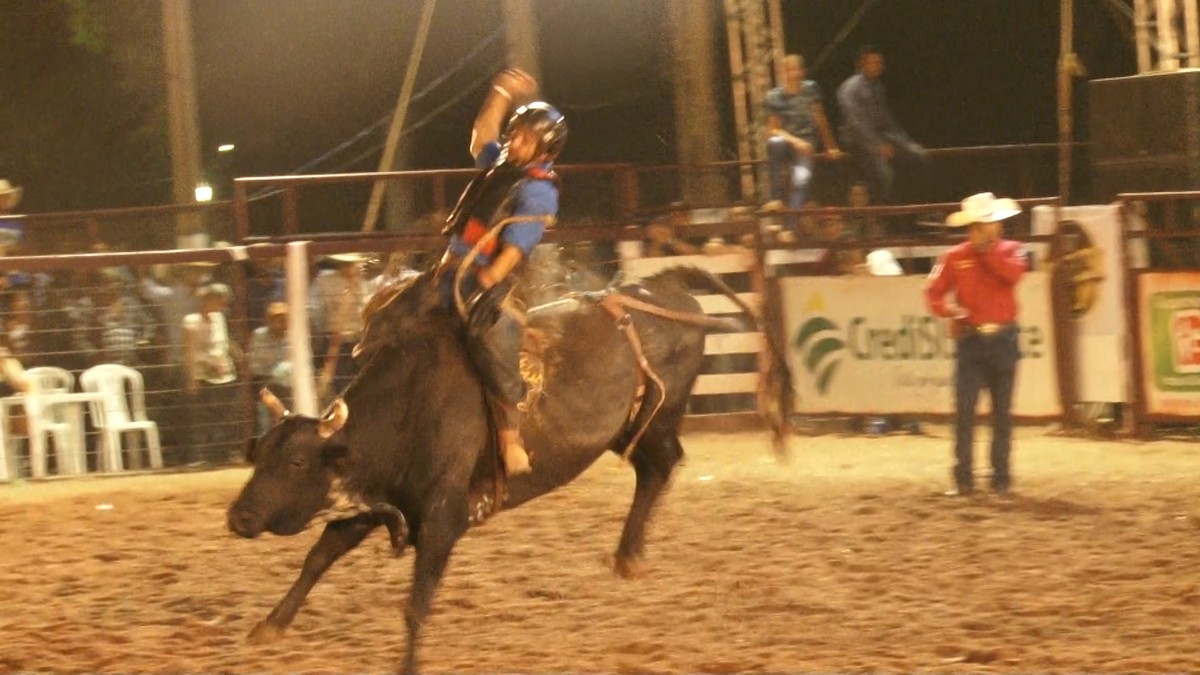 Na Expoac, em Cacoal, 30 peões disputam rodeio profissional em touros