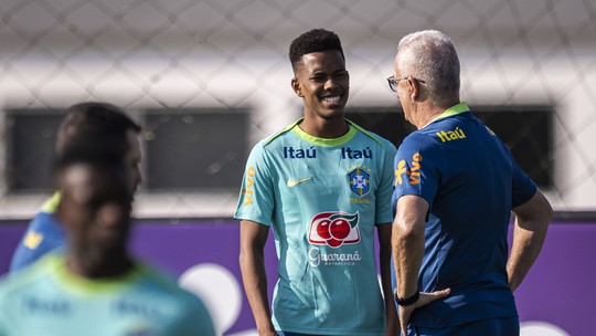 Treino da Seleção tem papo de Dorival com Estêvão - Foto: (Léo Sguaçabia/ SGUACABIAFOTO)