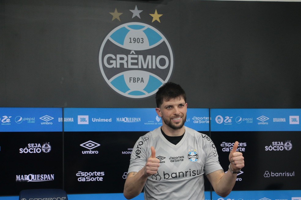 Tiago Volpi é apresentado pelo Grêmio — Foto: Gabriel Girardon