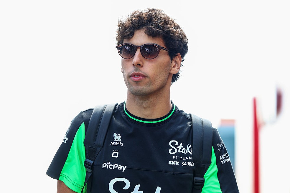 Gabriel Bortoleto no paddock antes dos treinos para o GP da Hungria — Foto: Bryn Lennon - Formula 1/Formula 1 via Getty Images