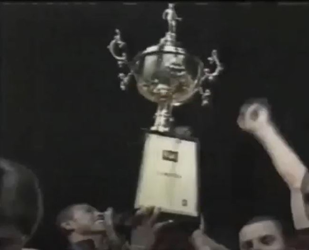 Júnior Baiano ergue o troféu de campeão da Copa dos Campeões Mundiais em 1997