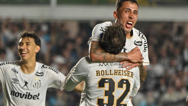 Oliva comemora gol do Santos contra o Atlético-MG