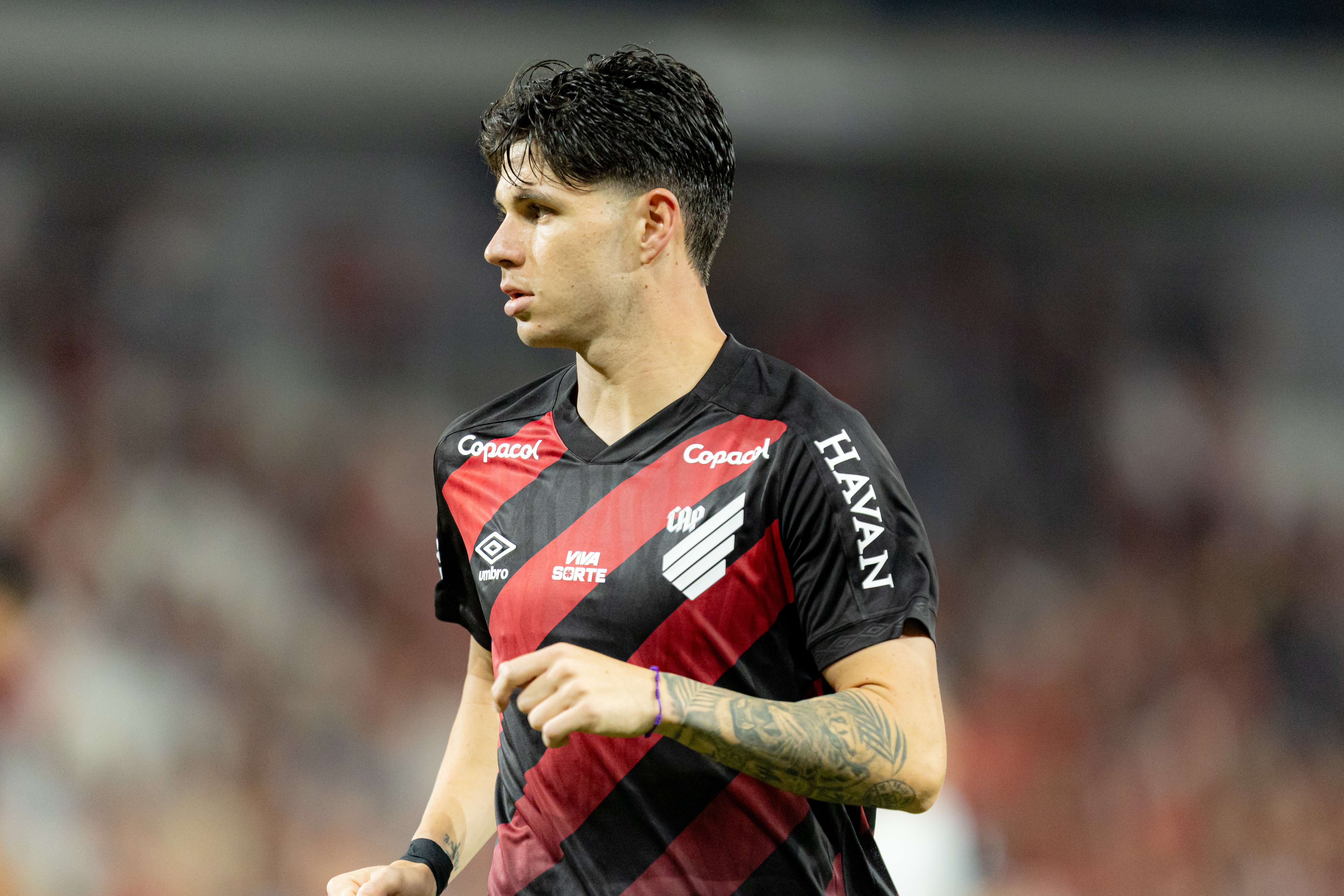 Meia do Athletico, Zapelli sofre entorse e é dúvida contra o São Paulo na volta do Brasileiro