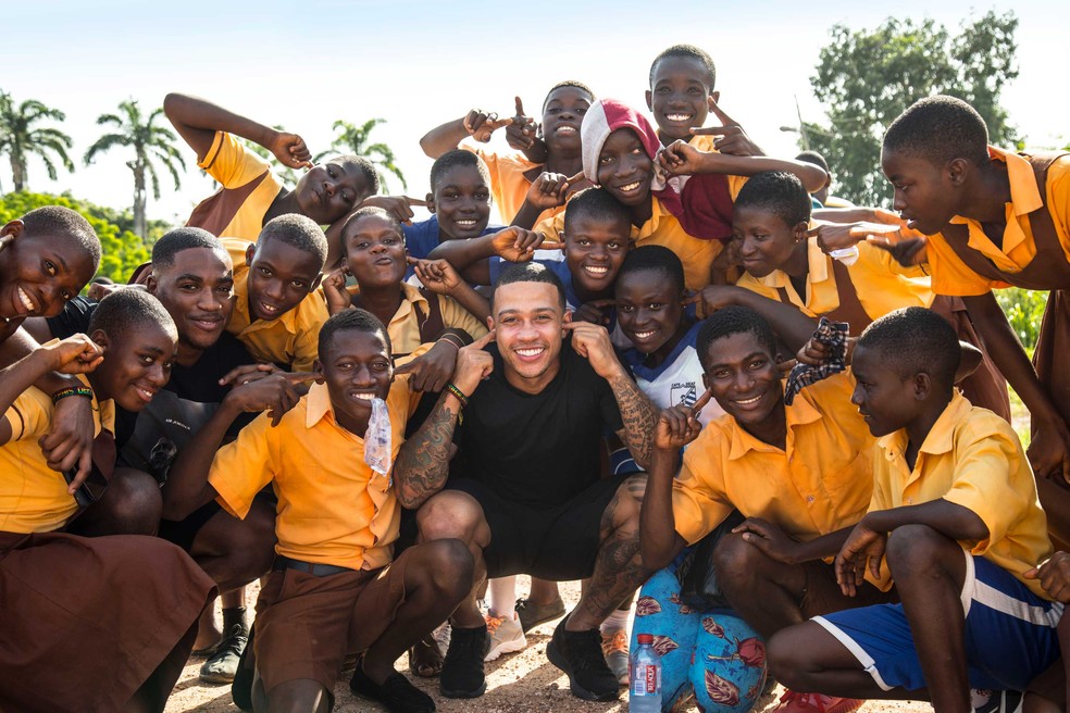 Memphis Depay em seu projeto social na África — Foto: Divulgação