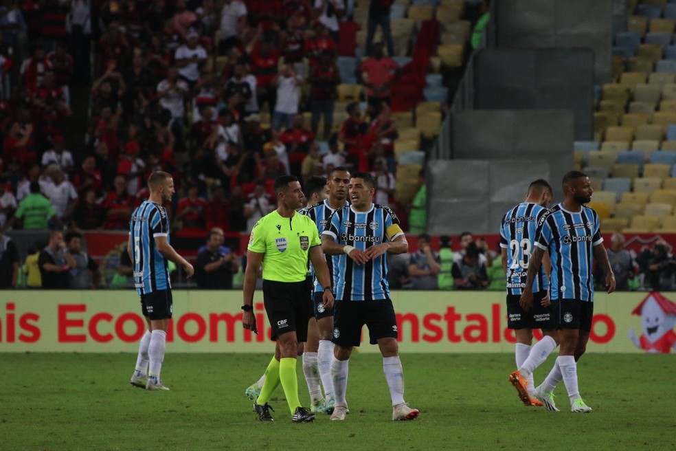 Suárez reclama com o árbitro na derrota para o Flamengo — Foto: Eduardo Moura