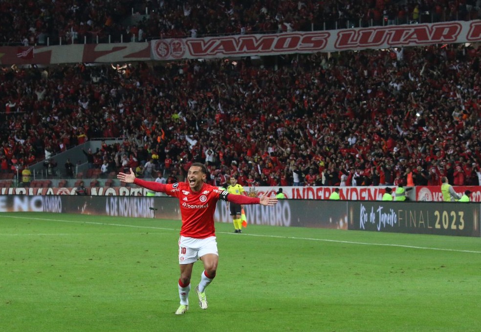 Alan Patrick comemora gol pelo Inter no Beira-Rio — Foto: Bruno Ravazzolli