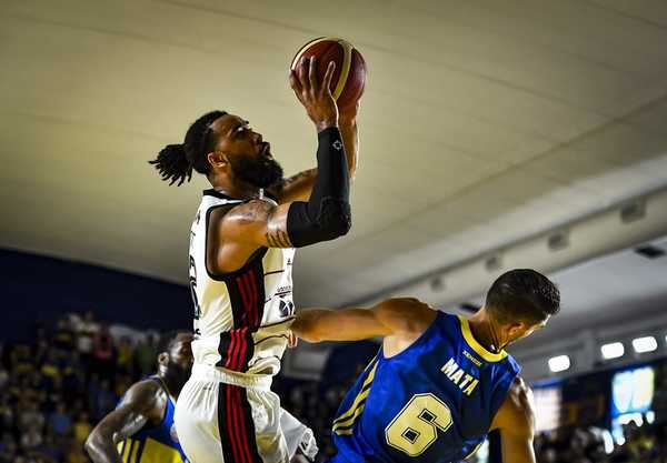 Flamengo triunfa sobre Boca Juniors e avança às quartas na Champions das Américas.