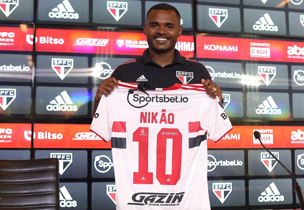 Nik o recebe a camisa 10 e fala sobre a press o no S o Paulo
