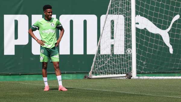 PODE JOGAR? Estêvão se apresenta no Palmeiras sem queixas após pancada no rosto.