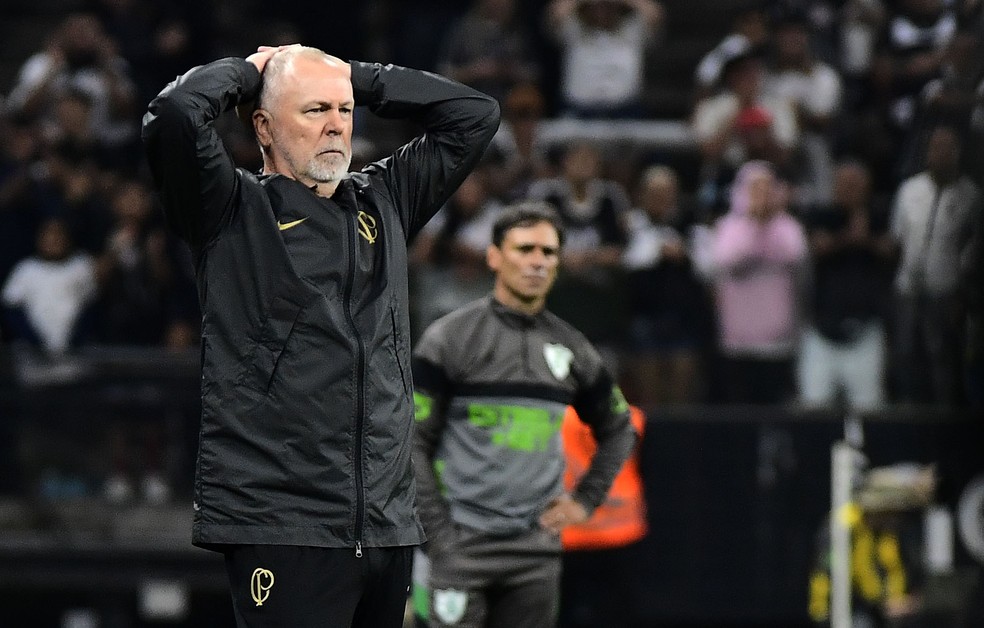 Mano Menezes na partida entre Corinthians x América-MG — Foto: Marcos Ribolli