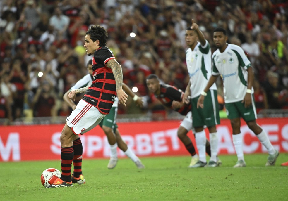 Pedro bate cobrança de pênalti na mão do goleiro em Flamengo x Boavista, pelo Carioca — Foto: André Durão