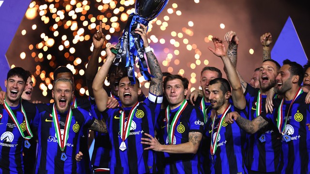 Lautaro Martínez levanta taça da Supercopa da Itália para a Inter de Milão após vitória contra o Napoli