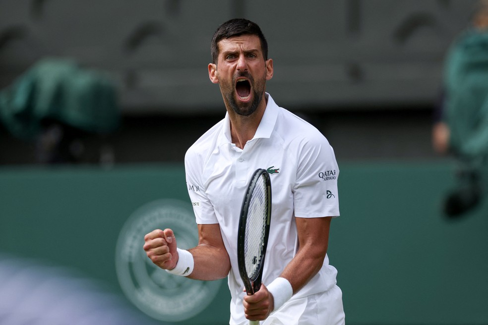 Djokovic comemora ponto contra De Minaur em Wimbledon — Foto: Adrian Dennis / AFP
