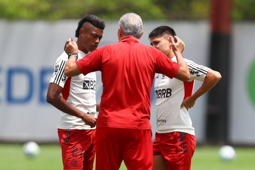 Tite conversa com Bruno Henrique e Luiz Araújo no treino do Flamengo — Foto: Gilvan de Souza / CRF