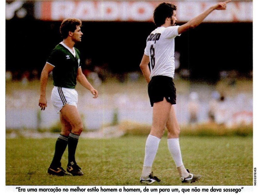 Márcio Alcântara faz marcação individual em Sócrates, na semifinal do Paulistão de 1983, entre Palmeiras e Corinthians — Foto: Acervo Digital Revista Placar/Nico Esteves