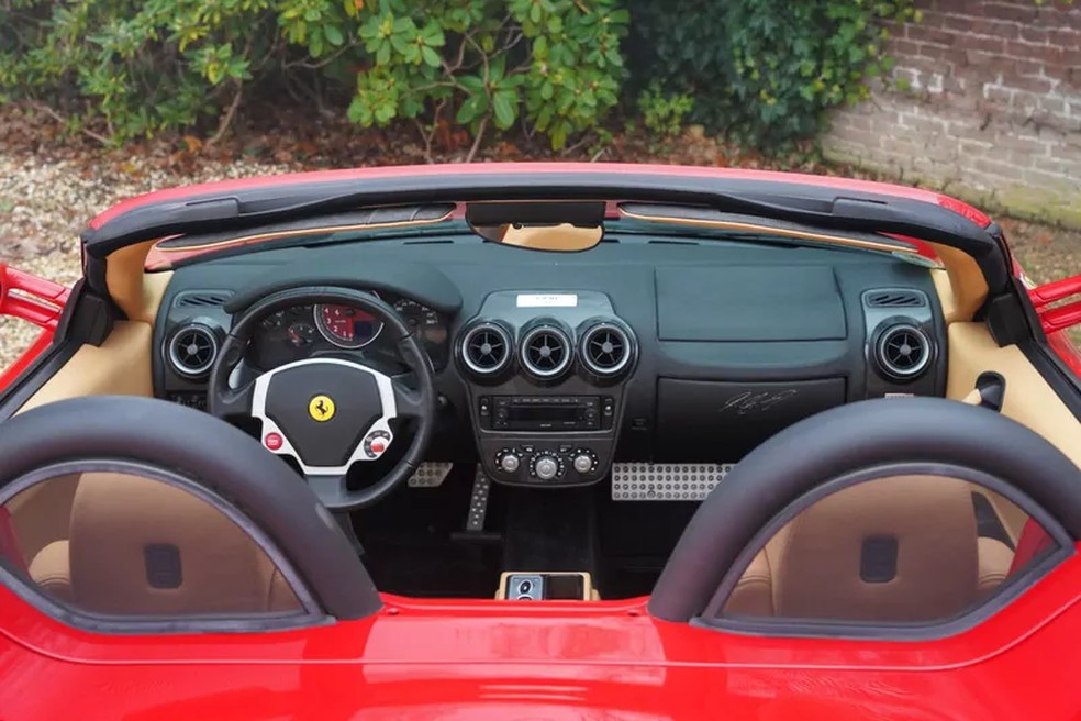 Família de Schumacher põe à venda Ferrari F430 Spider autografada por Michael — Foto: Divulgação/Gallery Aaldering