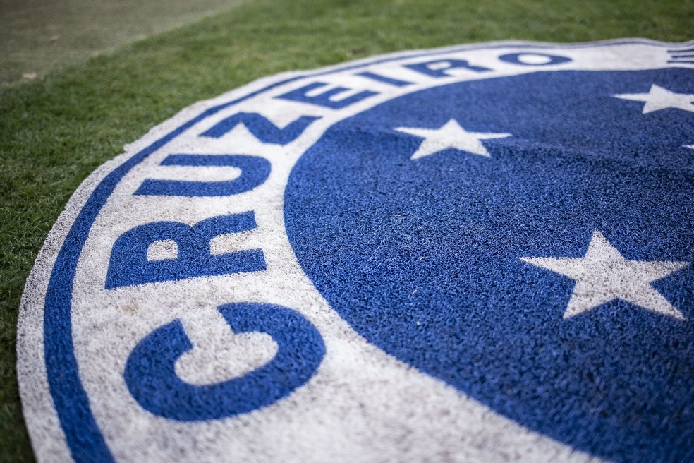 Escudo do Cruzeiro no gramado do Mineirão — Foto: Staff Images