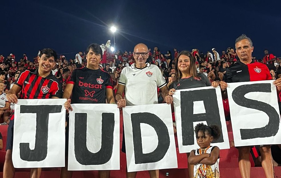 Torcida do Vitória trata Wagner Leonardo como Judas no retorno ao Barradão