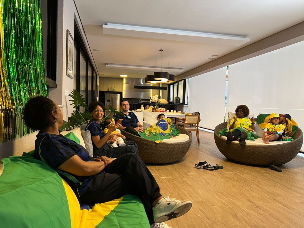 Familiares de Fabinho reunidos para a convocação de Ancelotti — Foto: Gabi Troian