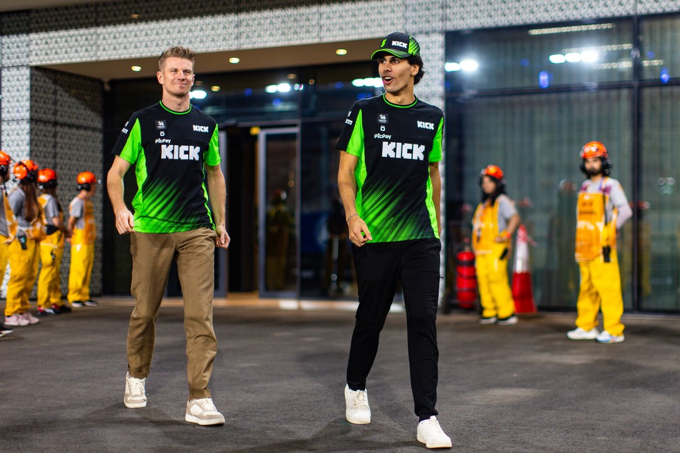 Gabriel Bortoleto e Nico Hulkenberg foram parceiros de equipe na Sauber em 2025 &mdash; Foto: Jayce Illman/Getty Images