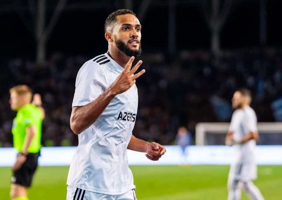 Juninho comemora um gol pelo Qarabag