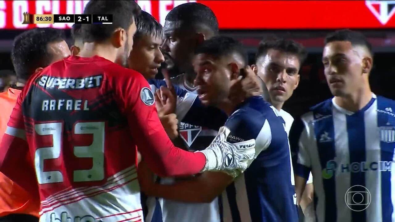 São Paulo estende contratos de três talentos das categorias de base