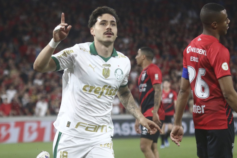 Maurício comemora gol do Palmeiras contra o Athletico-PR — Foto: Gabriel Machado/AGIF
