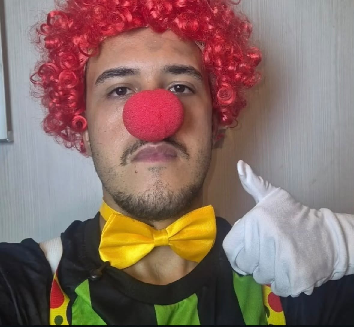 Torcedor do América-MG viraliza nas redes ao se fantasiar de palhaço e "inova" a cada derrota do clube