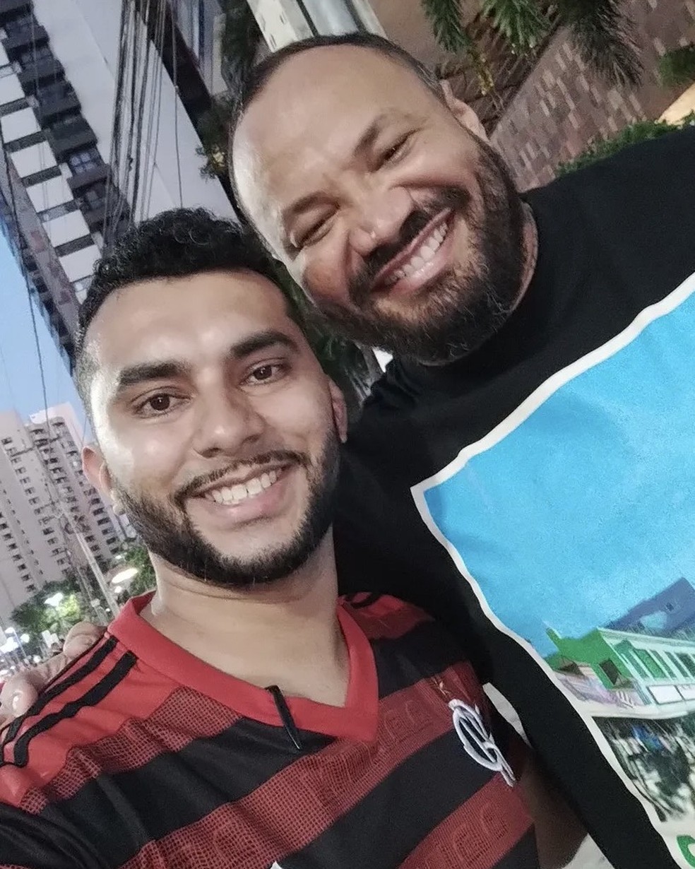 Jônatas (dir.) tira foto com torcedor do Flamengo — Foto: Divulgação