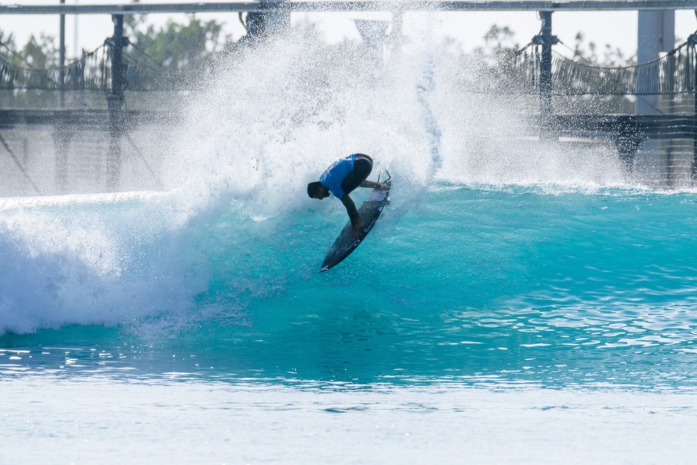 Filipe Toledo em Abu Dhabi — Foto: Manel Geada/World Surf League