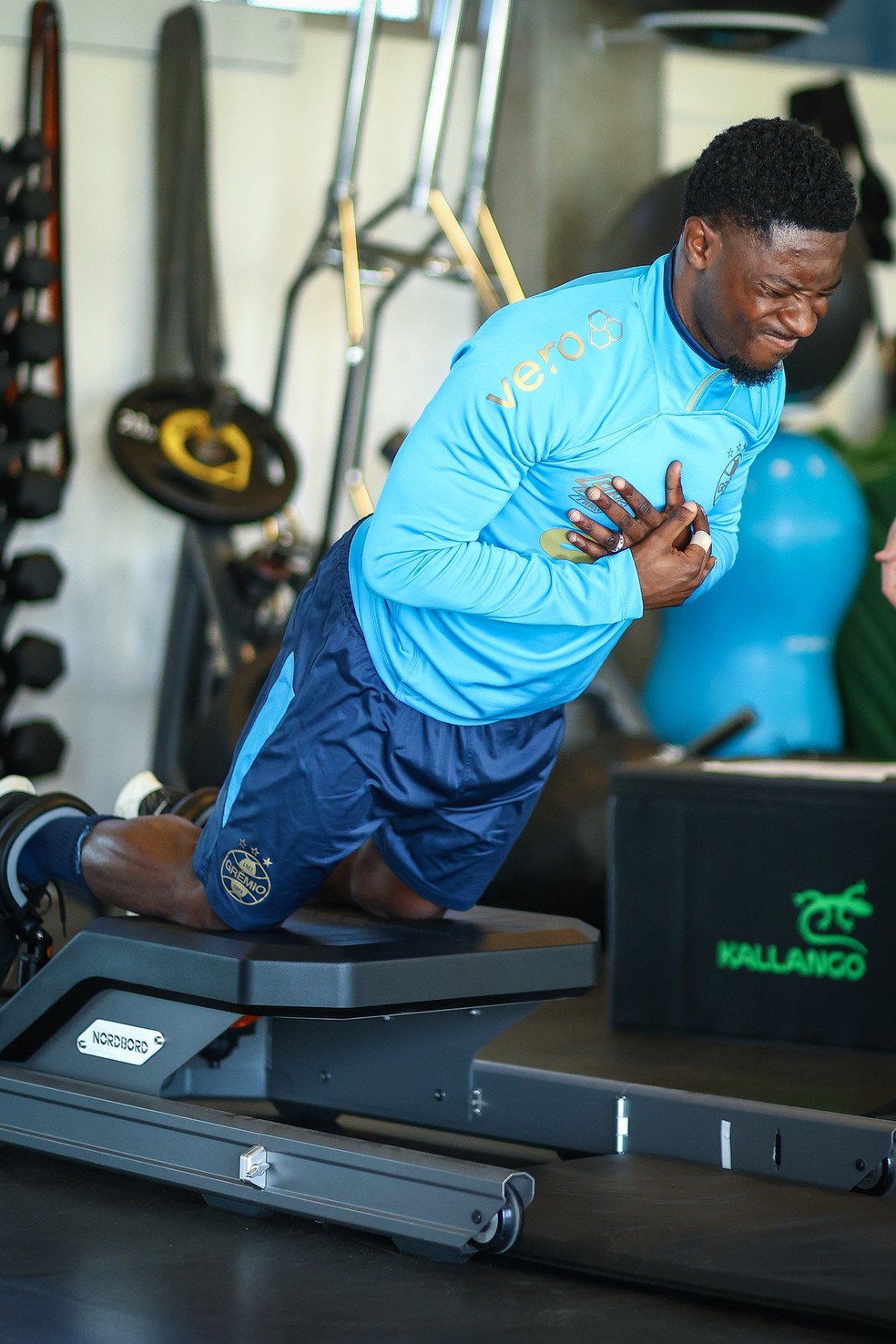 Amuzu em trino na academia do Grêmio após reapresentação — Foto: Lucas Uebel / Grêmio Divulgação