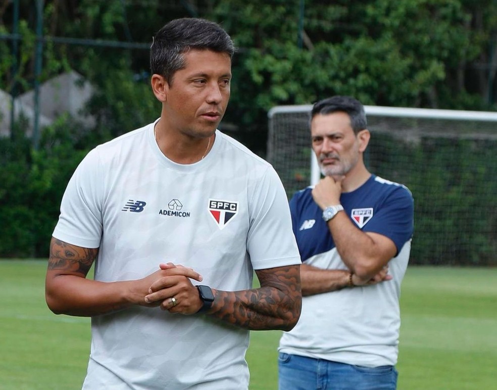 Thiago Carpini comanda primeiro treino no São Paulo — Foto: Rubens Chiri/saopaulofc.net