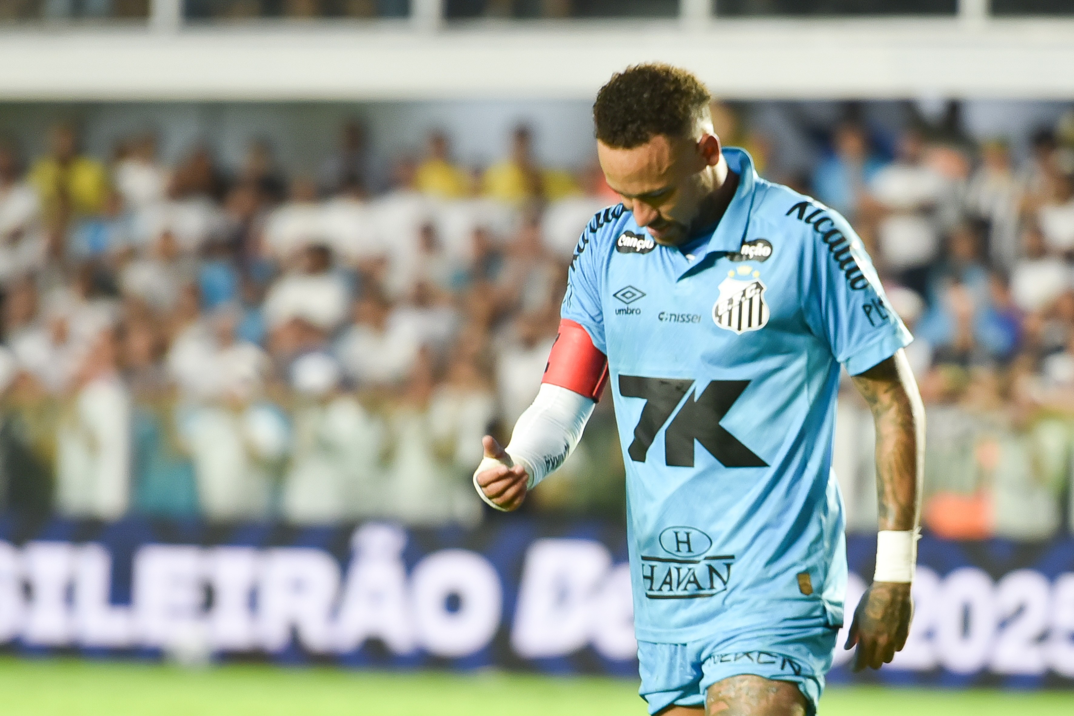 Análise: Neymar encaixa como falso 9, mas decepciona em cinco meses e deixa Santos na mão