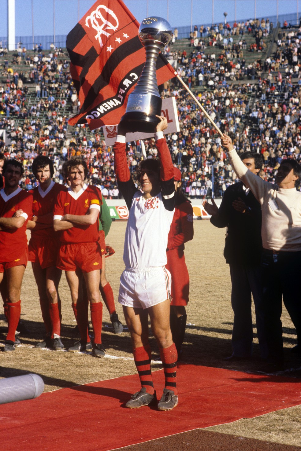 Zico é campeão do mundo pelo Flamengo — Foto: Getty Images