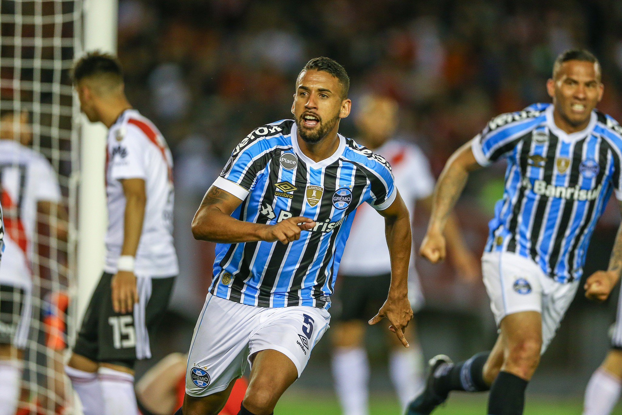Michel vestindo a camisa do Araranguá Esporte Clube durante anúncio