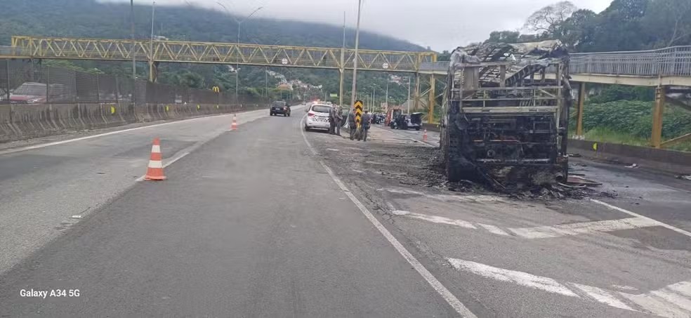 Ônibus queimado após confronto entre torcedores do Palmeiras e do Cruzeiro, segundo a PRF — Foto: Reprodução/Redes sociais
