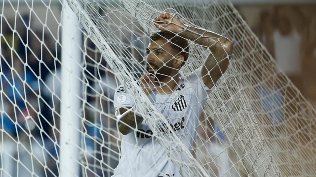 Gabigol lamenta chance perdida contra o Remo