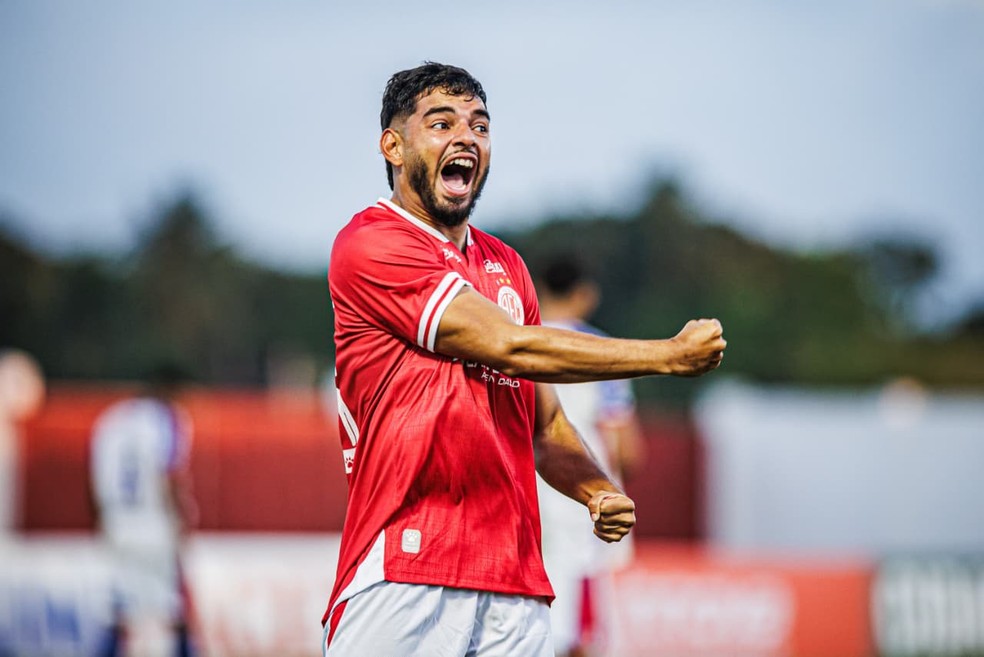 Joãozinho entrou e marcou o segundo gol do América-RN em menos de um minuto em campo — Foto: Gabriel Leite/América FC