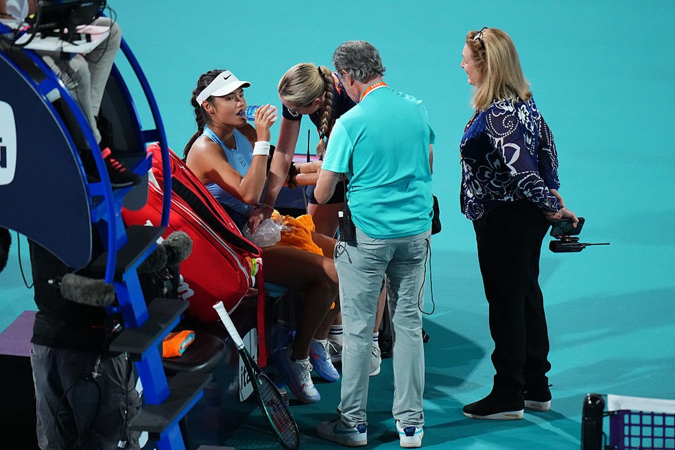 Raducanu necessitou de atendimento no Miami Open — Foto: Getty Images
