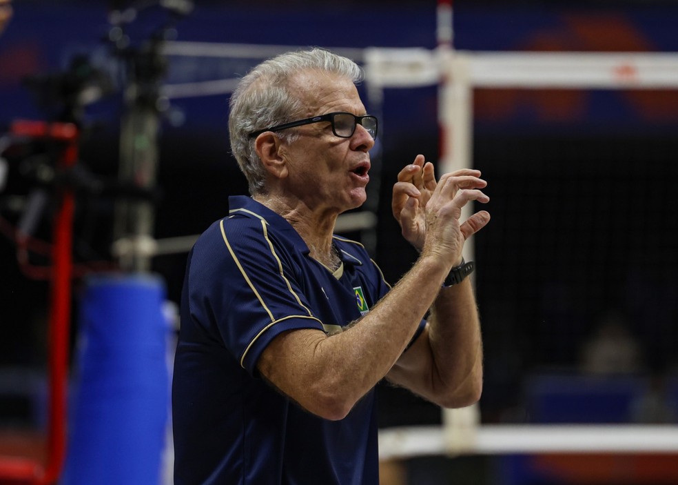 Bernardinho e time em vitória sobre Argentina
